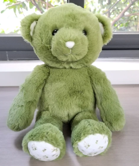 Seated teddy bear — green